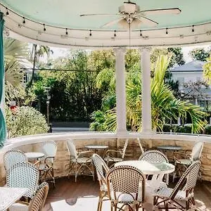 Inn Deluxe Queen At The Curry Mansion - Parking & Heated Pool!, Key West