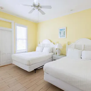 Inn Deluxe Queen At The Curry Mansion - Parking & Heated Pool!, Key West
